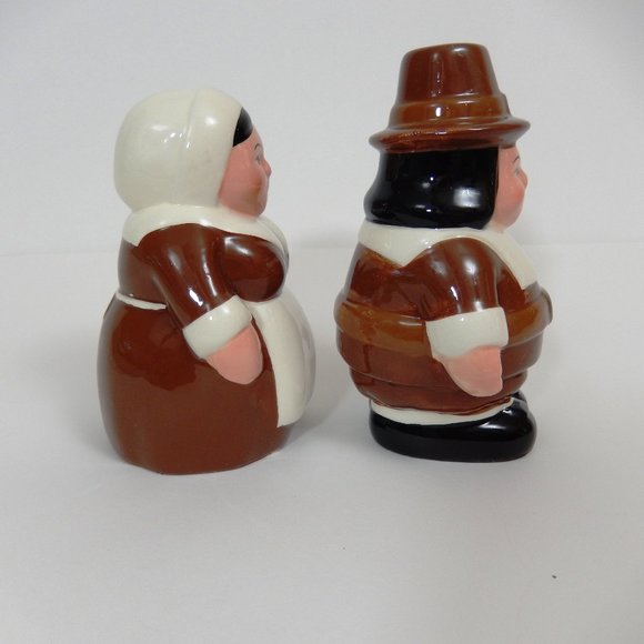 Publix Seasons Greetings, Pilgrim Pair Salt and Pepper Shaker - Picture 3 of 11